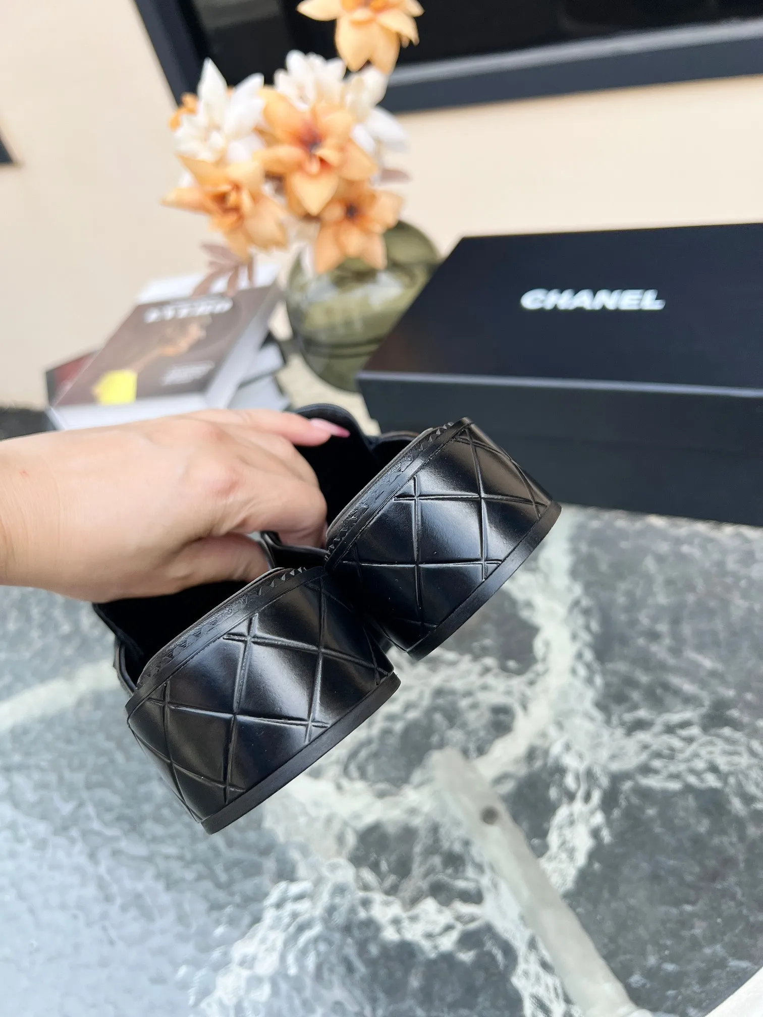 👟👟Ex-factory price 480👟👟 𝗖𝗛𝗔𝗡𝗘𝗟𝟐4B Chanel retro loafers for high school students. A big-toe loafer that Xiaoxiang Jiaxiang’s grandma has grown on me. The black and white color scheme is super vintage and full of relaxation. The fat and cute figure is reproduced one to one from the original version. 👟Material: First-layer cowhide, open edge beads ▪️Heel height: 4𝐜𝐦 ▪️Inner lining: sheepskin ▫️𝐒𝐢𝐳𝐞:𝟑𝟓-𝟒0𝐌 (𝟒𝟎customization is non-returnable) ▪️Sole: original simulated leather outsole 1:1 mold ▫️Color: black ▪️Configured with original full set of packaging📦​